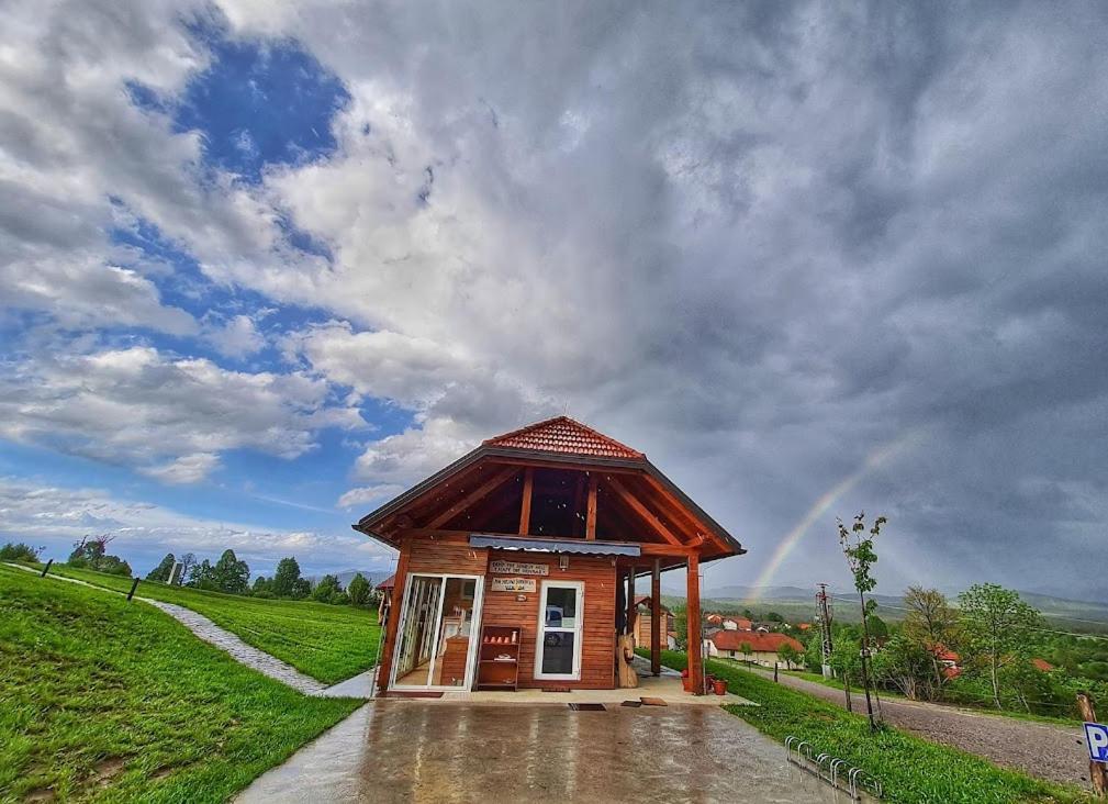 Camp The Sunrise Hill Otel Pivka Dış mekan fotoğraf