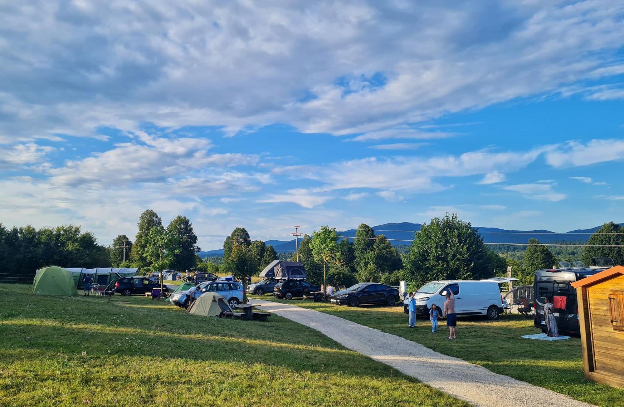 Camp The Sunrise Hill Otel Pivka Dış mekan fotoğraf
