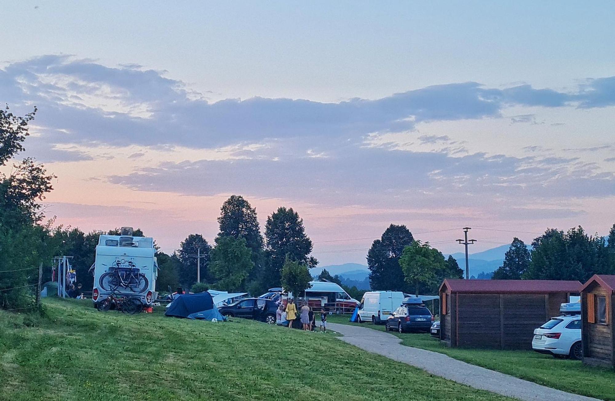 Camp The Sunrise Hill Otel Pivka Dış mekan fotoğraf