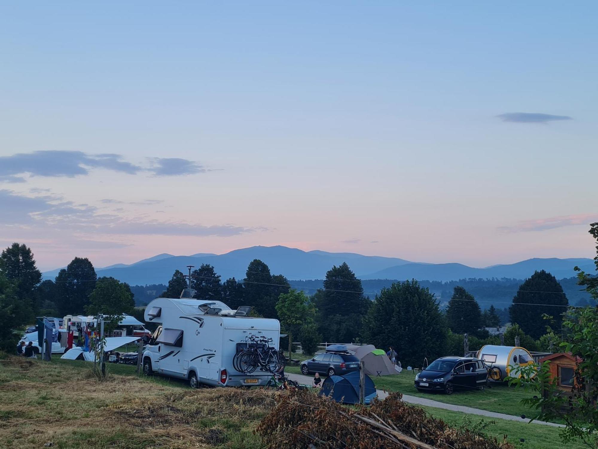 Camp The Sunrise Hill Otel Pivka Dış mekan fotoğraf