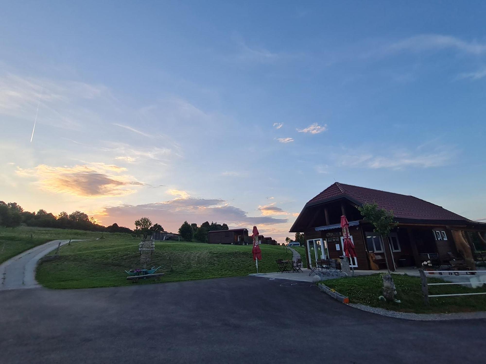 Camp The Sunrise Hill Otel Pivka Dış mekan fotoğraf