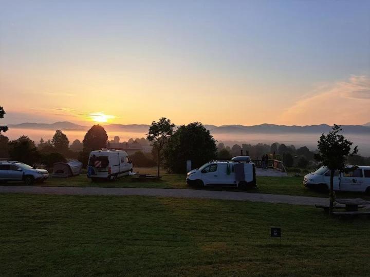 Camp The Sunrise Hill Otel Pivka Dış mekan fotoğraf